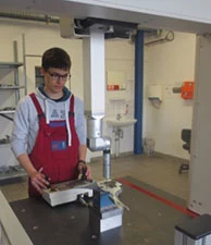 Arbeit an der Messplatte im Messraum