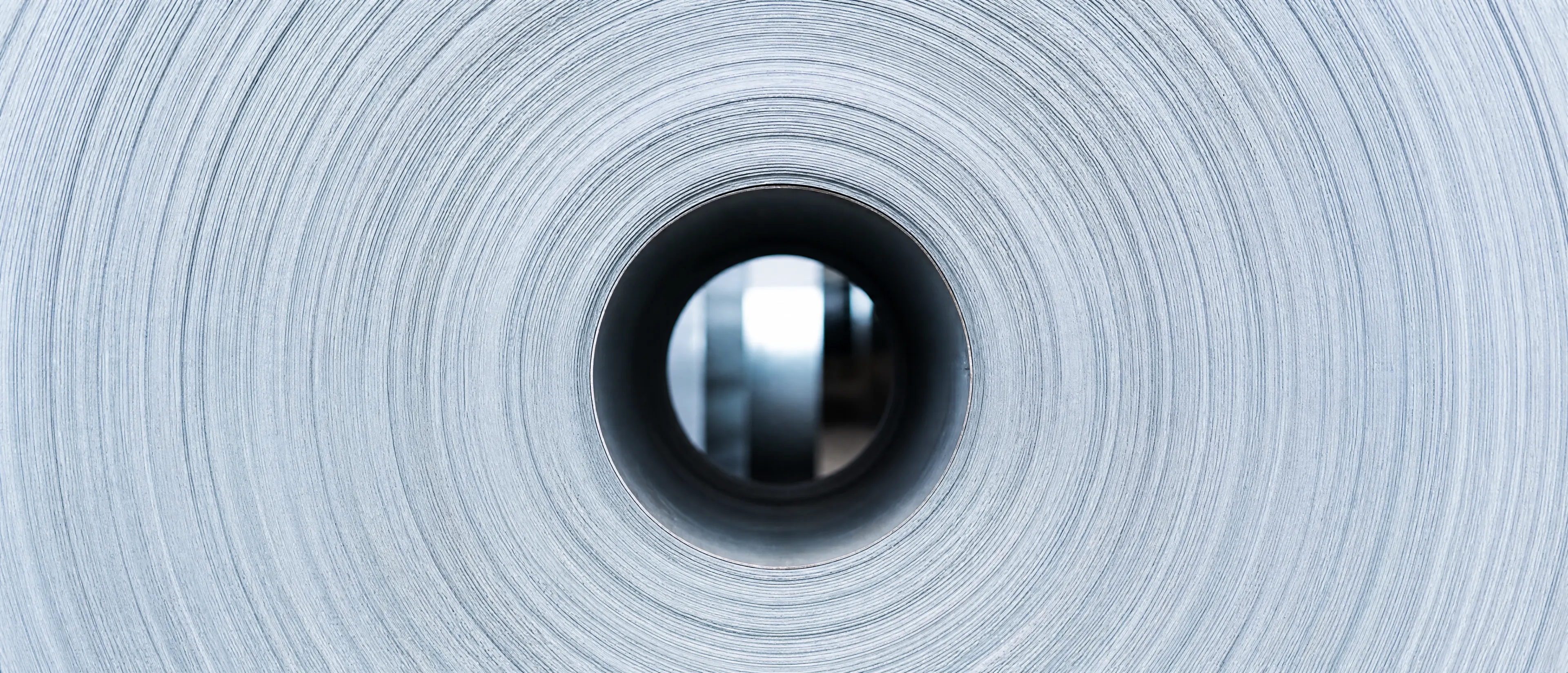 Blick in das Auge eines Stahlband-Coils