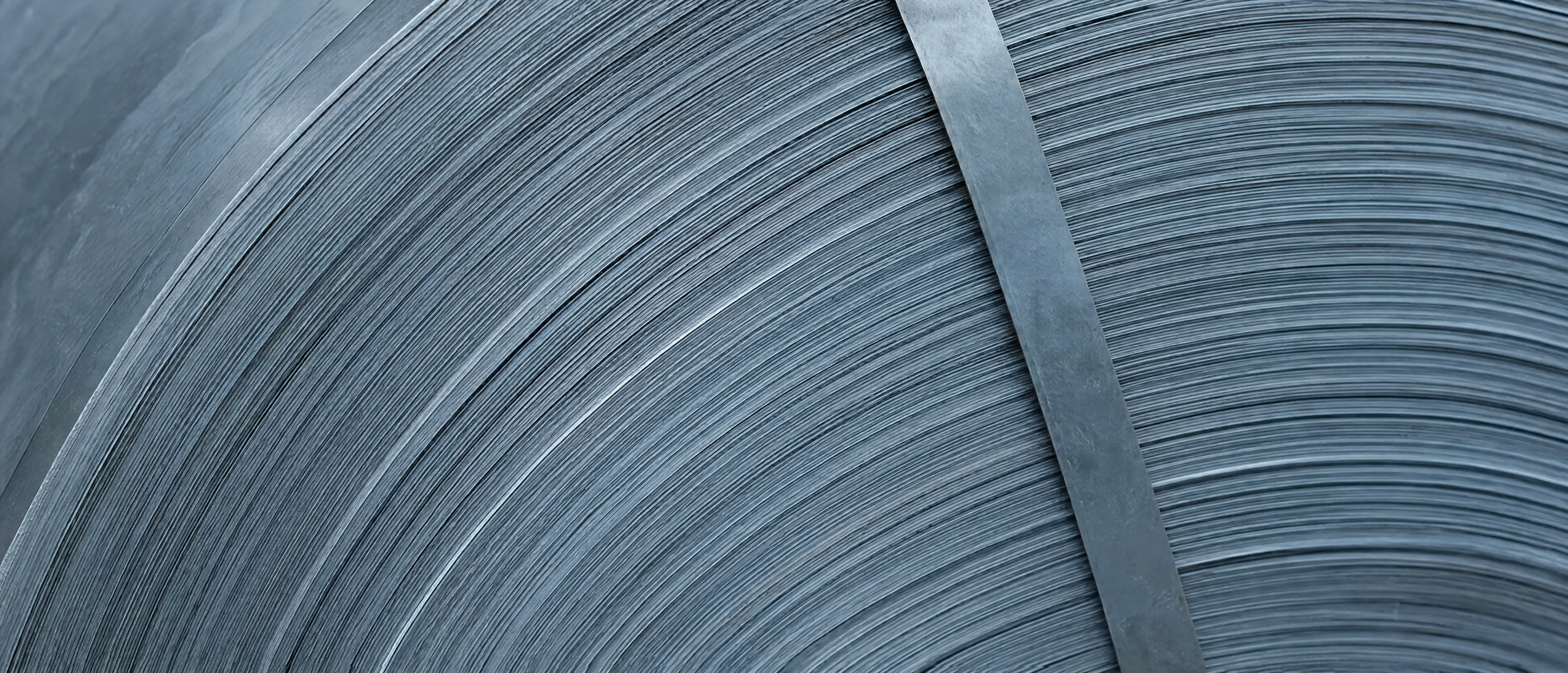 Stirnseite eines kaltgewalzten Coils mit Umreifungsband