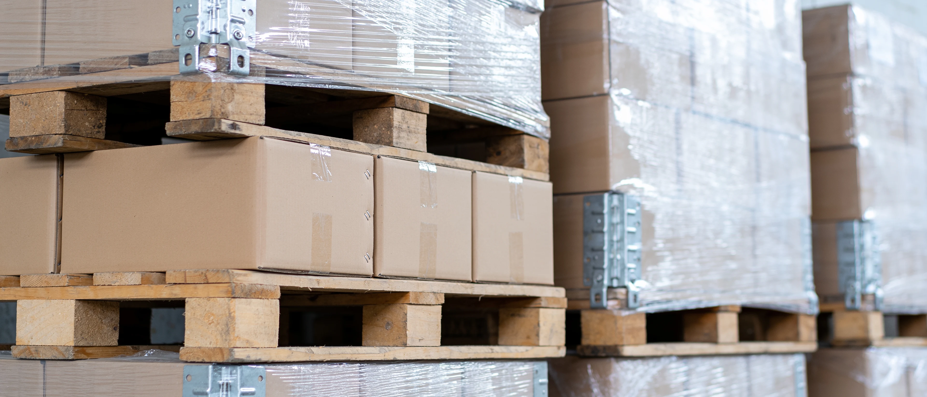 Verpackte Kartons auf Holzpaletten mit Stretchfolie
