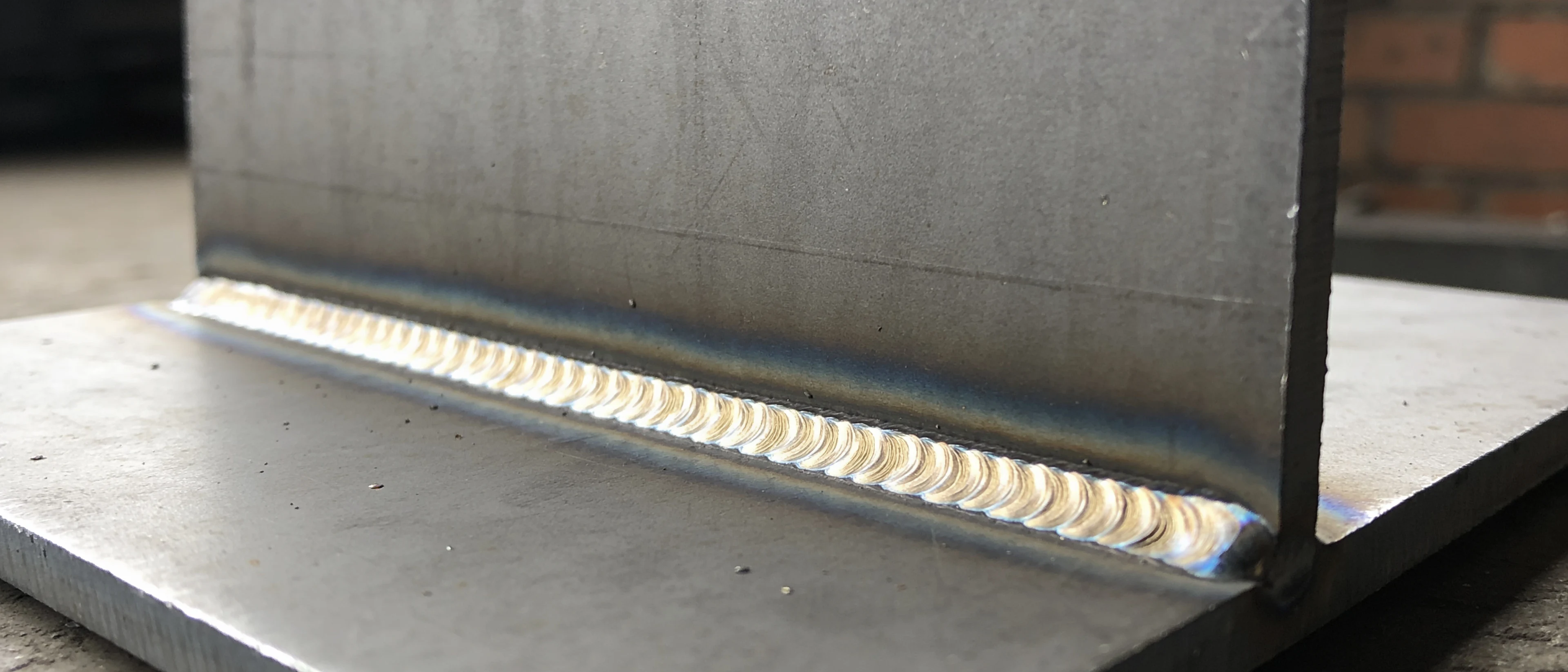 Gleichmäßige Kehlnaht zwischen zwei Stahlplatten