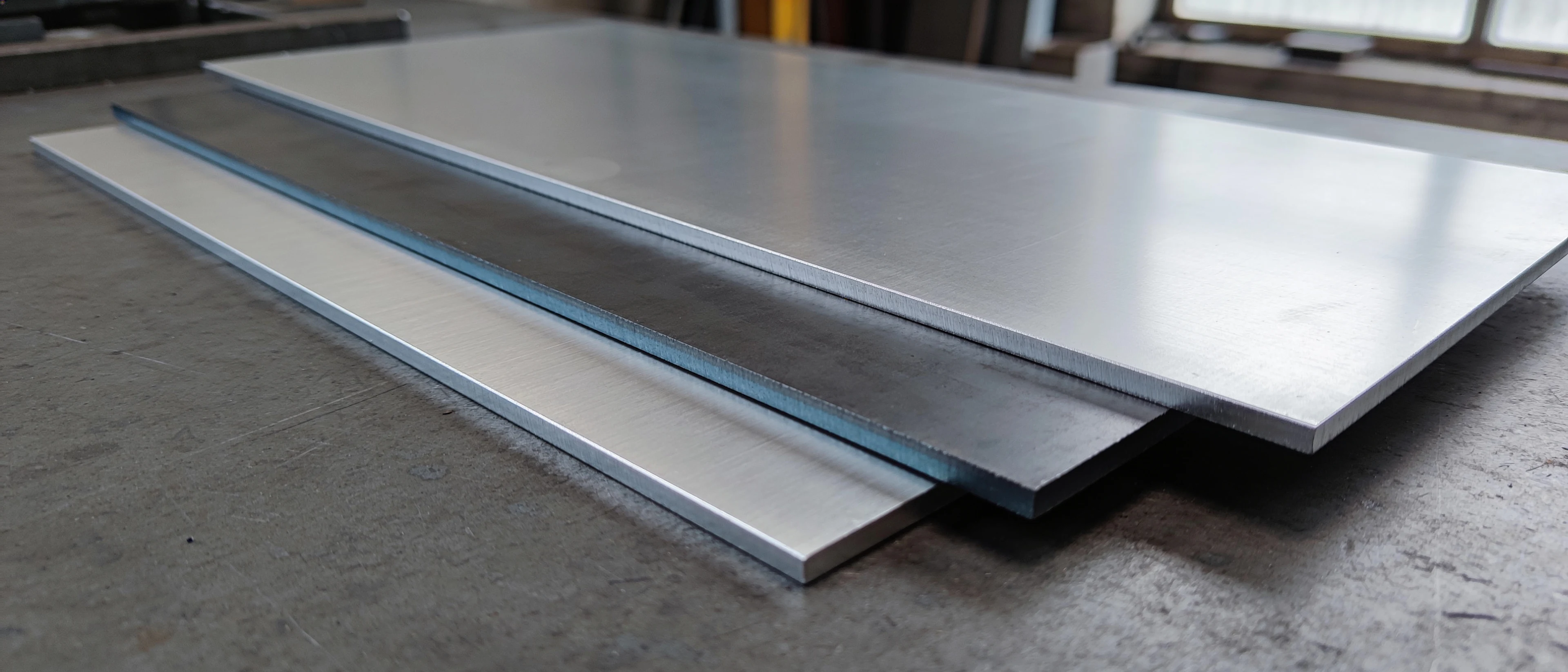 Blechzuschnitte aus Stahl, höherfestem Stahl und Aluminium übereinander