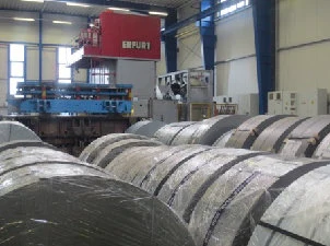 Coils vor den Pressen im Presswerk