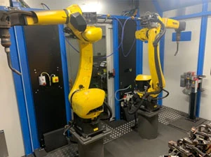 Doppelroboter in der LEWA Schweißanlage