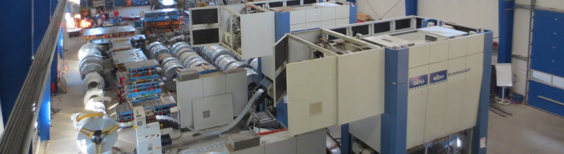 Blick von oben in das Presswerk mit Pressen, Coils und Bandanlagen