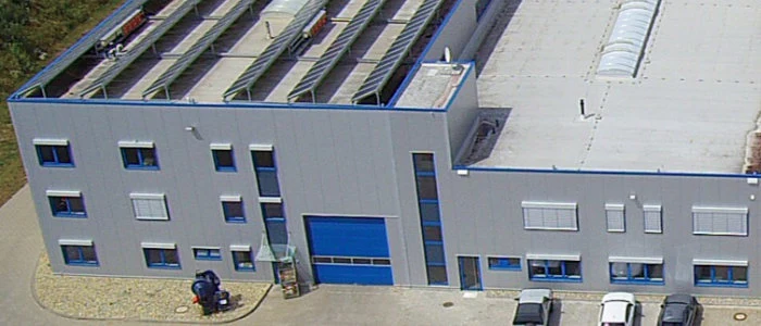 Luftaufnahme der Rosell GmbH mit Halle und Bürotrakt