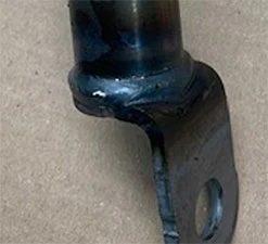 Angeschweißte Lasche an einem gebogenen Rohr