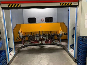 Arbeitsraum der LEWA Roboter-Schweißanlage mit Vorrichtung