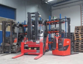 Stapler und Elektro-Hochhubwagen in der Halle