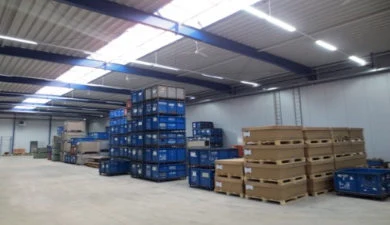 Teilelager mit Gitterboxen und Paletten