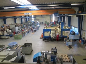 Werkzeugbau mit Werkbänken und Werkzeugen in Montage