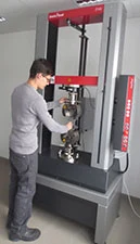 Zugprüfmaschine im Werkstoffprüflabor